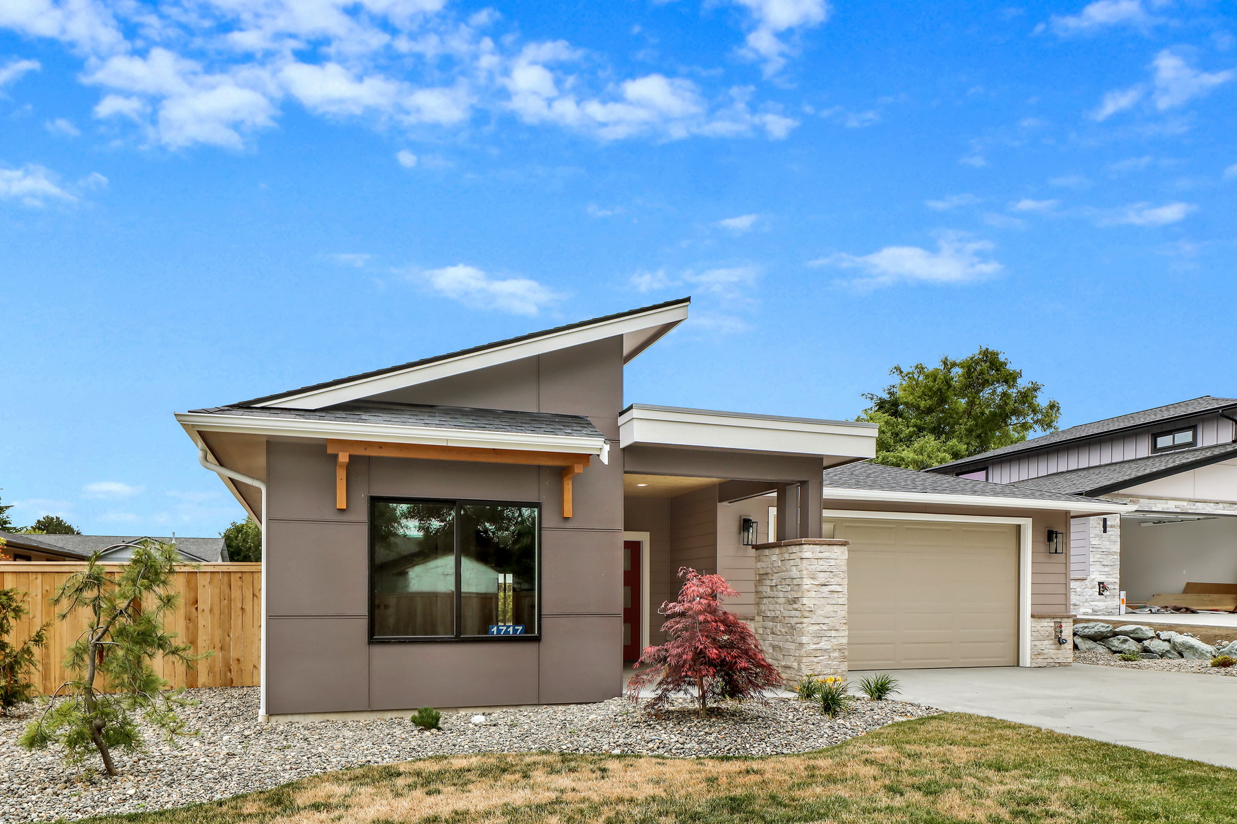 002_1717_Hillcrest_Piazza